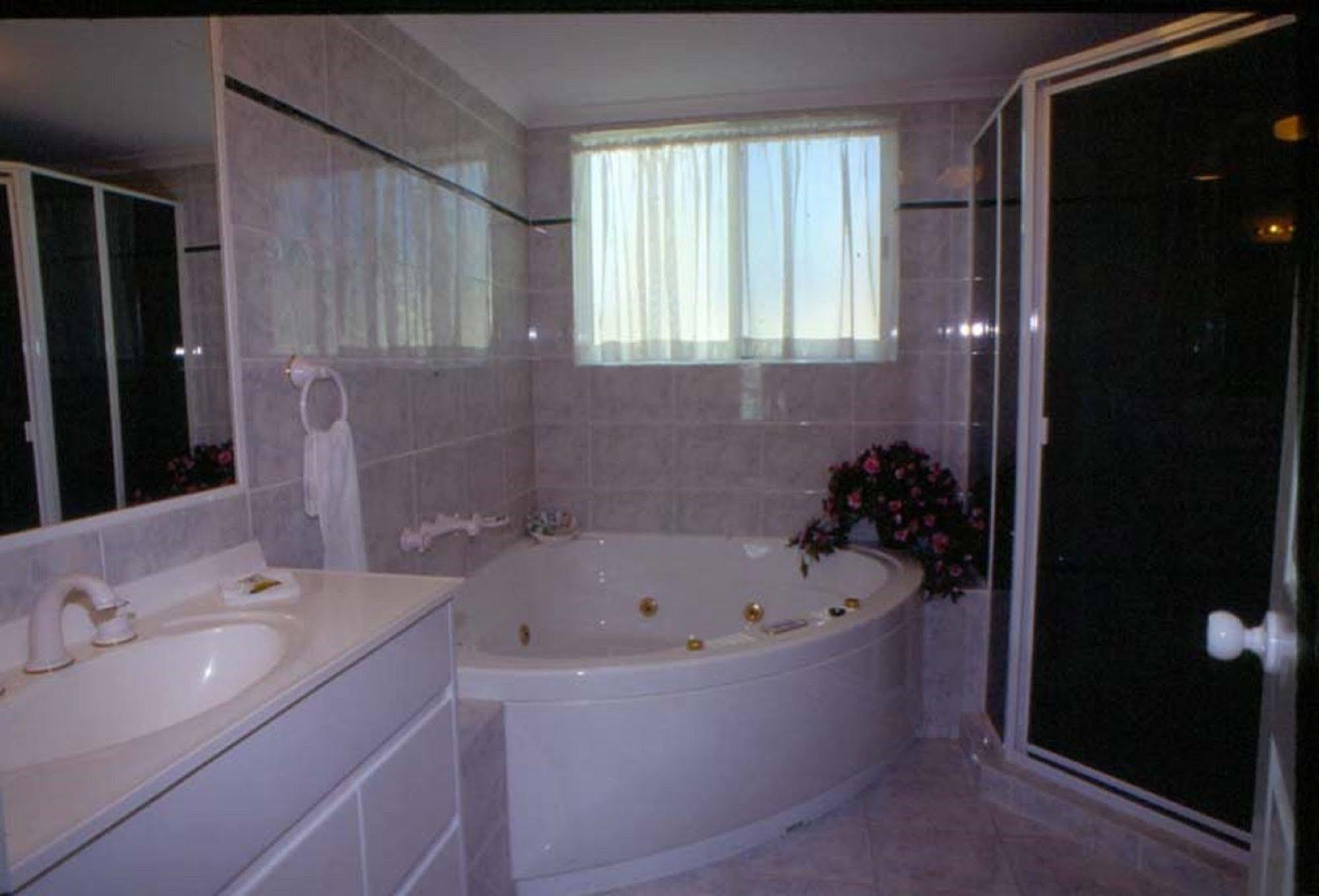 Runaway Bay Motor 4* Gold Coast
